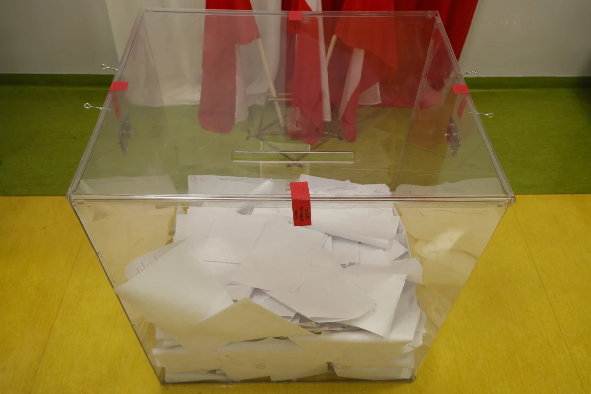 W niedzielę pijany 44-letni mężczyzna przewrócił urnę wyborczą w lokalu w Świebodzinie (woj. lubuskie). Trafił do izby wytrzeźwień. Policja zapowiedziała wniosek do sądu o ukaranie sprawcy.