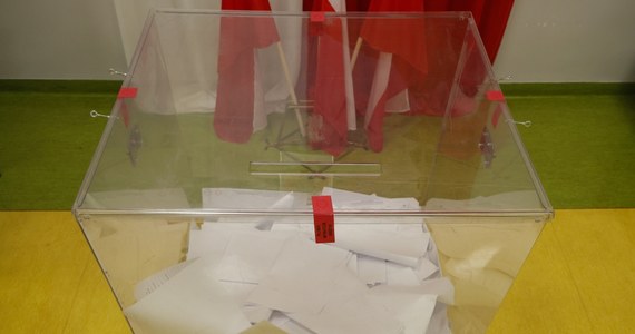 W niedzielę pijany 44-letni mężczyzna przewrócił urnę wyborczą w lokalu w Świebodzinie (woj. lubuskie). Trafił do izby wytrzeźwień. Policja zapowiedziała wniosek do sądu o ukaranie sprawcy.