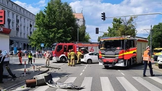 Groźny wypadek w Warszawie. Auto wpadło w przechodniów