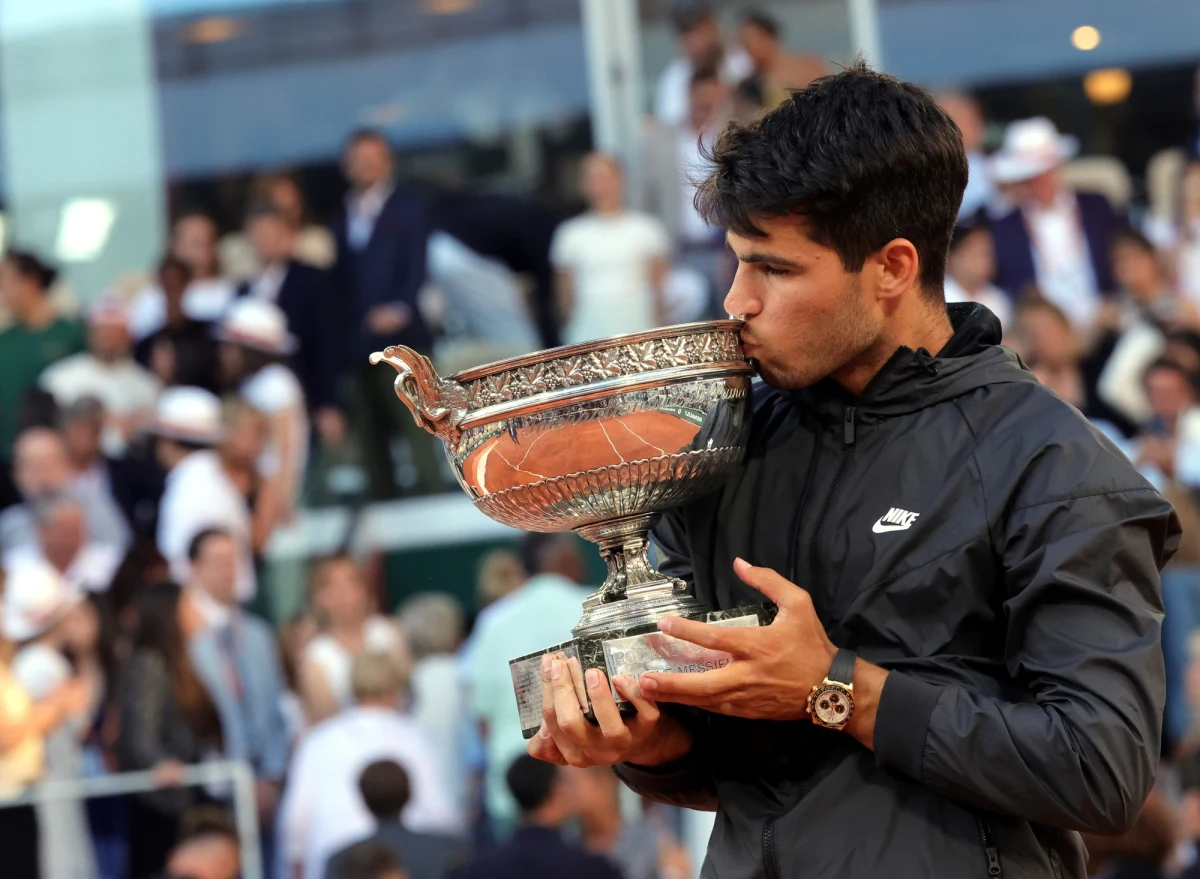 Carlos Alcaraz triumfował pierwszy raz we French Open, a łącznie po raz trzeci w turnieju wielkoszlemowym. W finale w Paryżu hiszpański tenisista wygrał z Niemcem Alexandrem Zverevem 6:3, 2:6, 5:7, 6:1, 6:2. Spotkanie trwało cztery godziny i 19 minut.
