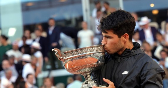 Carlos Alcaraz triumfował pierwszy raz we French Open, a łącznie po raz trzeci w turnieju wielkoszlemowym. W finale w Paryżu hiszpański tenisista wygrał z Niemcem Alexandrem Zverevem 6:3, 2:6, 5:7, 6:1, 6:2. Spotkanie trwało cztery godziny i 19 minut.