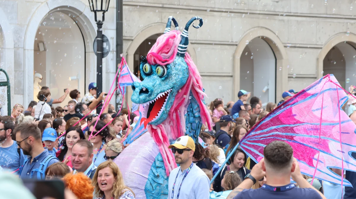 Ten weekend w Krakowie definitywnie należy do smoków. Przez historyczne centrum miasta przeszła dziś Wielka Parada Smoków. W sobotni wieczór nad Wisłą zgromadziły się tłumy, by oglądać wyjątkowe smocze widowisko.