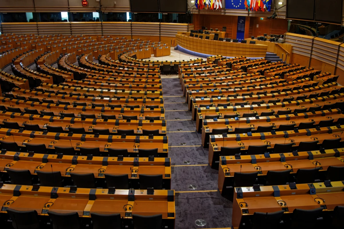 Centroprawicowa Europejska Partia Ludowa (EPL) wygrała wybory do Parlamentu Europejskiego, utrzymując lub nawet nieznacznie zwiększając poparcie w stosunku do wyników sprzed pięciu lat - wynika z szacunków podanych przez PE. Wraz z socjaldemokratami i liberałami EPL zachowa większość w izbie.