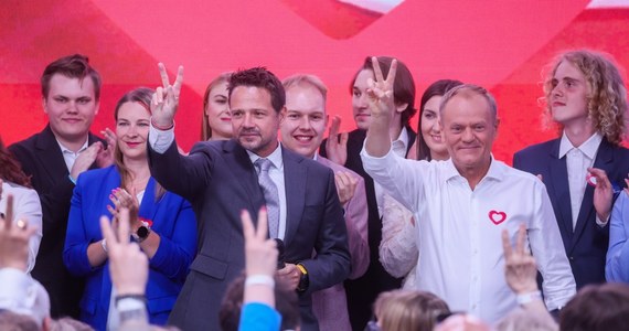 Zmalała przewaga Koalicji Obywatelskiej nad Prawem i Sprawiedliwością w wyborach do Parlamentu Europejskiego. Jak wynika z badania late poll Ipsos, Koalicja Obywatelska zdobyła 37,4 proc. głosów, a Prawo i Sprawiedliwość - 35,9 proc. Ugrupowanie Donalda Tuska straciło zatem 0,8 p.p. względem niedzielnego badania exit poll Ipsos, a notowania partii z Nowogrodzkiej wzrosły o 2 p.p. Na trzecim miejscu - według sondażu late poll - plasuje się Konfederacja z poparciem 12 proc.