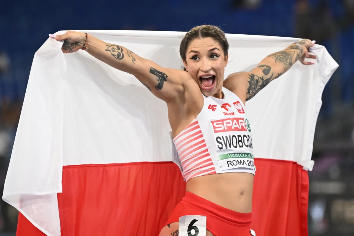 Ewa Swoboda została w Rzymie wicemistrzynią Europy w biegu na 100 m. "Medal na 100 metrów waży więcej niż ten na 60 m z hali" - powiedziała wzruszona sprinterka, która sukces zadedykowała swoim rodzicom. Zwyciężyła Brytyjka Dina Asher-Smith, a brąz wywalczyła reprezentantka Włoch Zaynab Dosso.