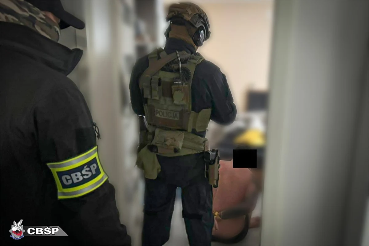 35 osób zatrzymanych, przejęte narkotyki, broń i 145 tys. sztuk amunicji – to efekt akcji policjantów wymierzonej w dwie zorganizowane grupy przestępcze, które rozprowadzały narkotyki na warszawskiej Pradze – Północ.