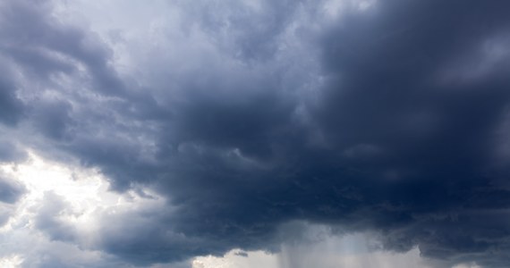 Instytutu Meteorologii i Gospodarki Wodnej wydał w poniedziałek ostrzeżenia drugiego stopnia przed burzami. Ostrzega też przed gwałtownym wzrostem stanów wód w południowej części kraju. Rządowe Centrum Bezpieczeństwa wysłało o poranku ostrzeżenia do mieszkańców sześciu województw. Po południu IMGW poinformowała natomiast, że część ostrzeżeń - głównie w pasie centralnej Polski - została odwołana. 