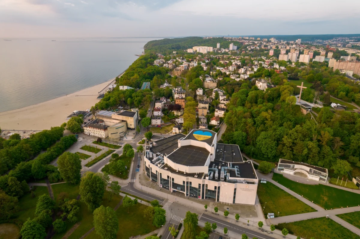 Od dziś do późnych godzin nocnych w piątek mieszkańcy 6 dzielnic Gdyni nie będą mieć ciepłej wody. Przerwa w dostawie ma związek z rozbudową ulicy Chwarznieńskiej. 