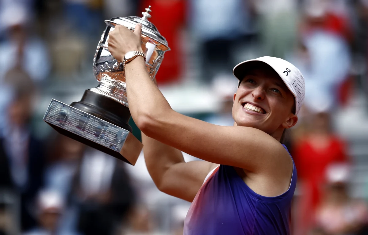 Choć to formalność, to takie formalności lubimy - Iga Świątek po zwycięstwie na kortach Rolanda Garrosa nadal jest liderką rankingu tenisistek. Do roszad doszło jednak za jej placami, bowiem na drugie miejsce awansowała Amerykanka Coco Gauff, a w czołowej dziesiątce zadebiutowała Włoszka Jasmine Paolini. W rankingu tenisistów Hubert Hurkacz utrzymał ósmą pozycję.