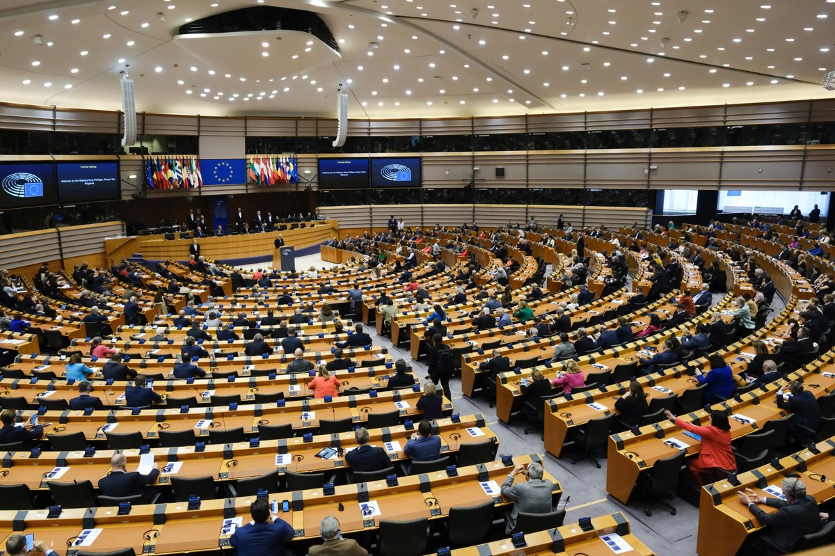 Koalicja Obywatelska wygrała wybory do Parlamentu Europejskiego, zdobywając 21 mandatów. Prawo i Sprawiedliwość ma ich – 20, Konfederacja - 6, Trzecia Droga (PSL i Polska 2050) - 3 i Lewica - 3. W niedzielnym głosowaniu Polacy wybrali 53 europosłów. Prezentujemy pełną listę polityków, którzy pojadą do Brukseli.