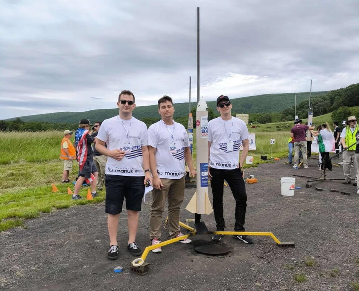 99,86 proc. możliwych punktów - dokładnie tyle zdobyli studenci z Koła Naukowego Aerospace Politechniki Wrocławskiej podczas międzynarodowych zawodów CanSat Competition w USA. To nie koniec sukcesów. Wrocławska ekipa z Koła Naukowego Robotyków KoNaR też trafiła na podium. 