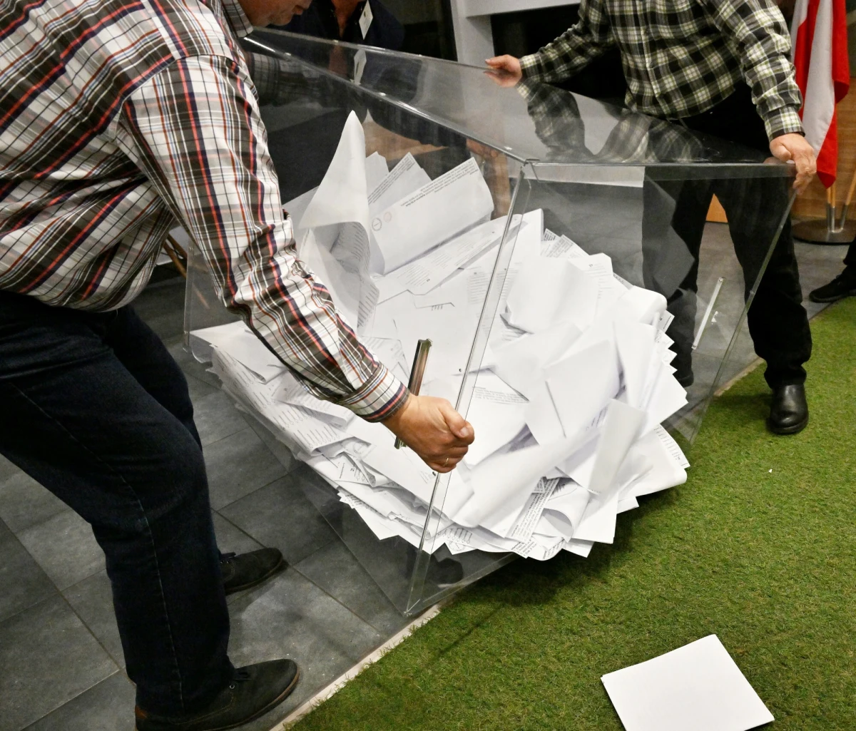 Z opracowaniem wyników wyborów do Parlamentu Europejskiego PKW uwinęła się w kilkanaście godzin. Można się więc przyjrzeć efektom podjętych wczoraj decyzji. Kilka z nich dziwi, część zapowiada problemy, niektóre budzą zniecierpliwienie. Poniżej zestaw wrażeń ostatniej doby.