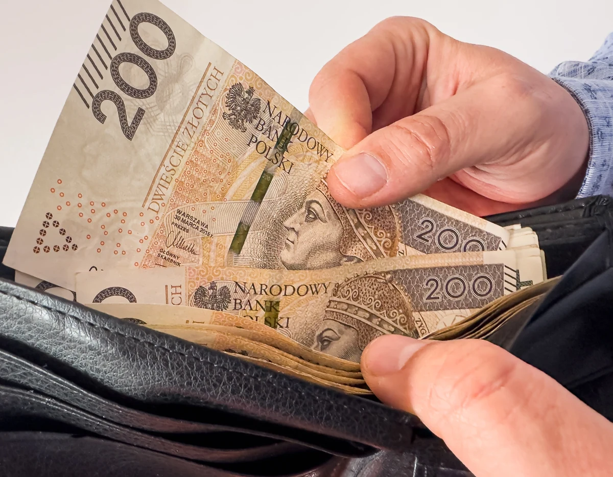 Od 300 do 1200 zł - tyle wyniesie bon energetyczny. Kwota świadczenia będzie zależała od liczby osób w gospodarstwie domowym oraz od tego, czy do ogrzewania używa się pomp ciepła lub pieców akumulacyjnych. Świadczenie wejdzie w życie 1 lipca i będzie obowiązywało do końca roku. Od kiedy można składać wnioski?