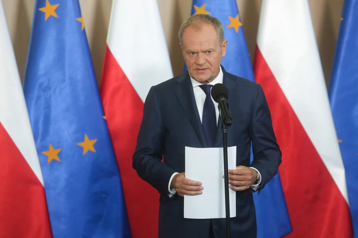 "Przyjęliśmy uchwałę, której konsekwencją praktyczną jest rozporządzenie MSWiA o utworzeniu strefy buforowej przy granicy z Białorusią" - ogłosił Donald Tusk na konferencji w Białymstoku.