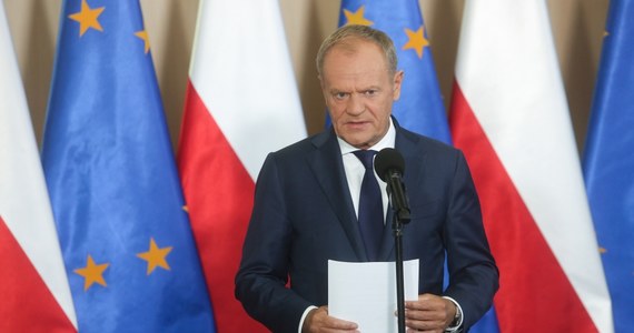 "Przyjęliśmy uchwałę, której konsekwencją praktyczną jest rozporządzenie MSWiA o utworzeniu strefy buforowej przy granicy z Białorusią" - ogłosił Donald Tusk na konferencji w Białymstoku.