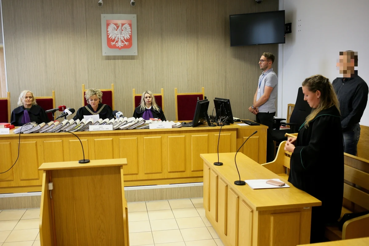 Jest prawomocny wyrok w znanej sprawie obchodów urodzin Adolfa Hitlera w lesie niedaleko Wodzisławia Śląskiego. Sąd w Rybniku utrzymał dziś w mocy kary więzienia w zawieszeniu dla pięciu osób. Organizator tego spotkania Mateusz S. będzie miał ponowny proces.