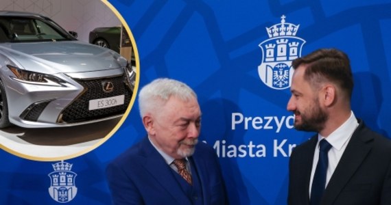 Tuż po wygranej nowo wybrany prezydent Krakowa, Aleksander Miszalski ogłosił, że Lexus ES 300h, z którego korzystał Jacek Majchrowski zostanie wystawione na sprzedaż. Faktycznie w Biuletynie Informacji Publicznej pojawiło się ogłoszenie o przetargu nieograniczonym. Cena wywoławcza to 155 200 zł.