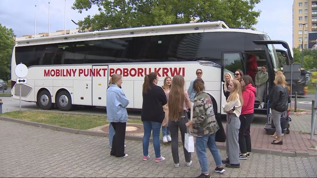 Jest bezcenna, problem w tym, że jej brakuje. W okresie letnim zawsze wzrasta zapotrzebowanie na krew, i niestety zmniejsza się liczba tych, którzy chcą ją oddawać. W pomoc włączyła się Grupa Polsat Plus. Materiał o tym, że pomaganie naprawdę nie boli, przygotowała dla "Wydarzeń" Agnieszka Baran. 