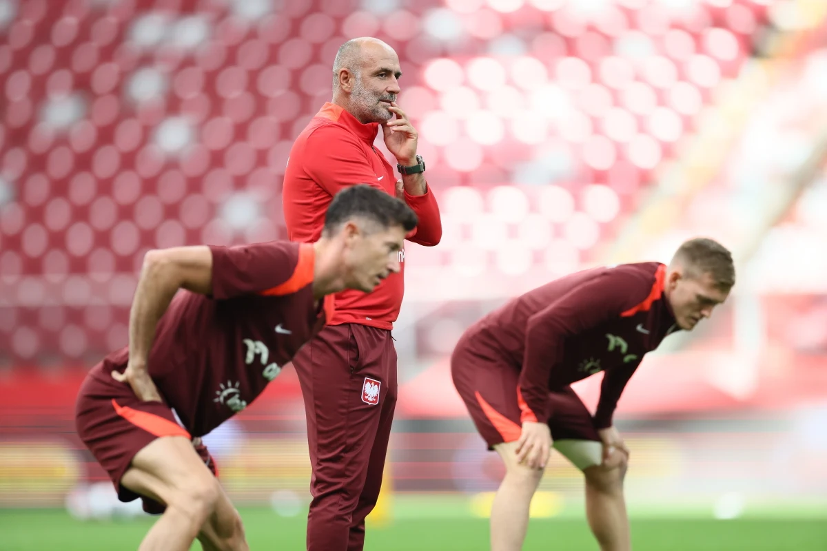 Michał Probierz odkrył karty! Wojciech Szczęsny w bramce, Robert Lewandowski i Karol Świderski w ataku. Znamy wyjściowy skład piłkarskiej reprezentacji Polski na dzisiejszy mecz towarzyski z Turcją w Warszawie. 