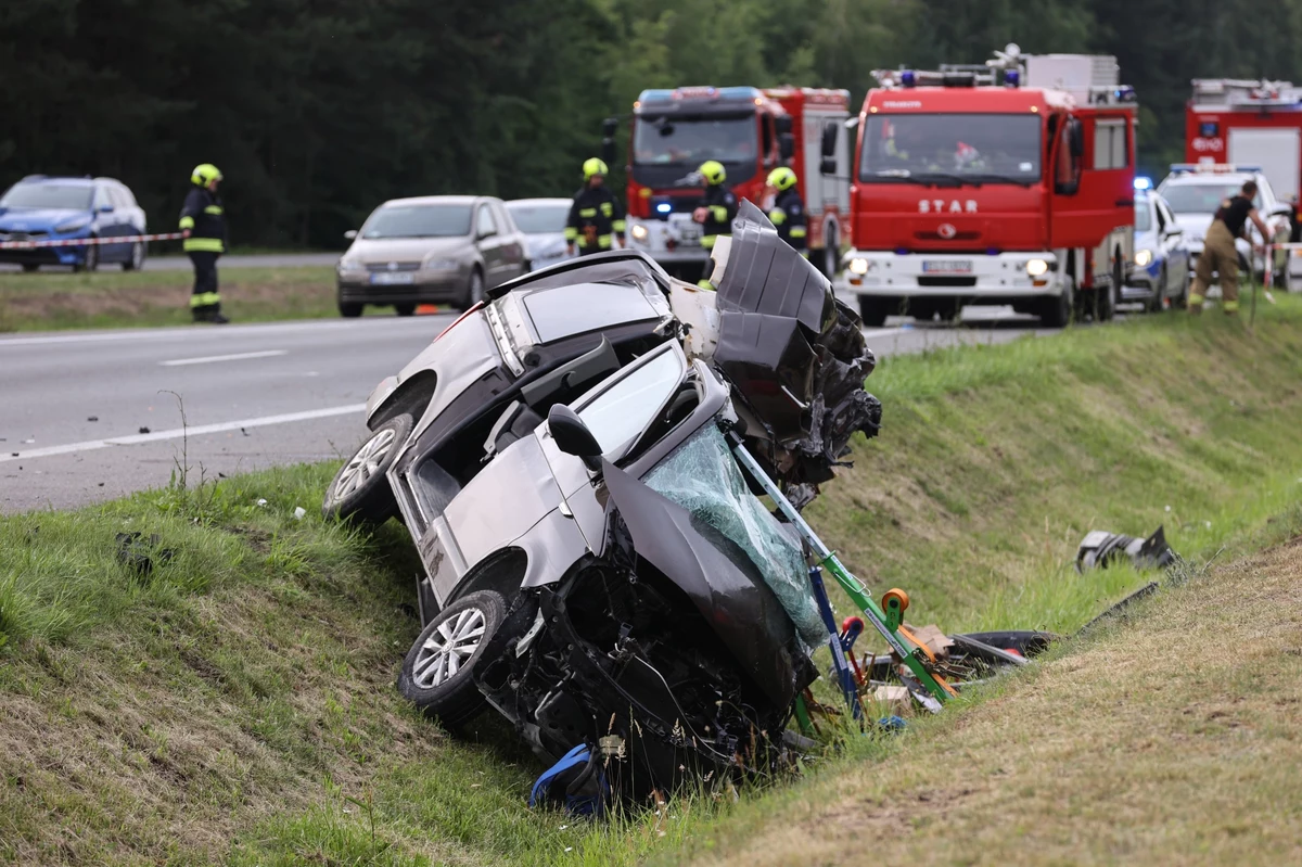 Cztery osoby zginęły, a trzy zostały ranne w wypadku, do którego doszło na krajowej drodze numer 70 w Łódzkiem. W Bobrownikach koło Łowicza tir zderzył się z osobowym busem.