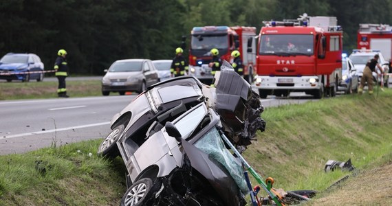 Cztery osoby zginęły, a trzy zostały ranne w wypadku, do którego doszło na krajowej drodze numer 70 w Łódzkiem. W Bobrownikach koło Łowicza tir zderzył się z osobowym busem.