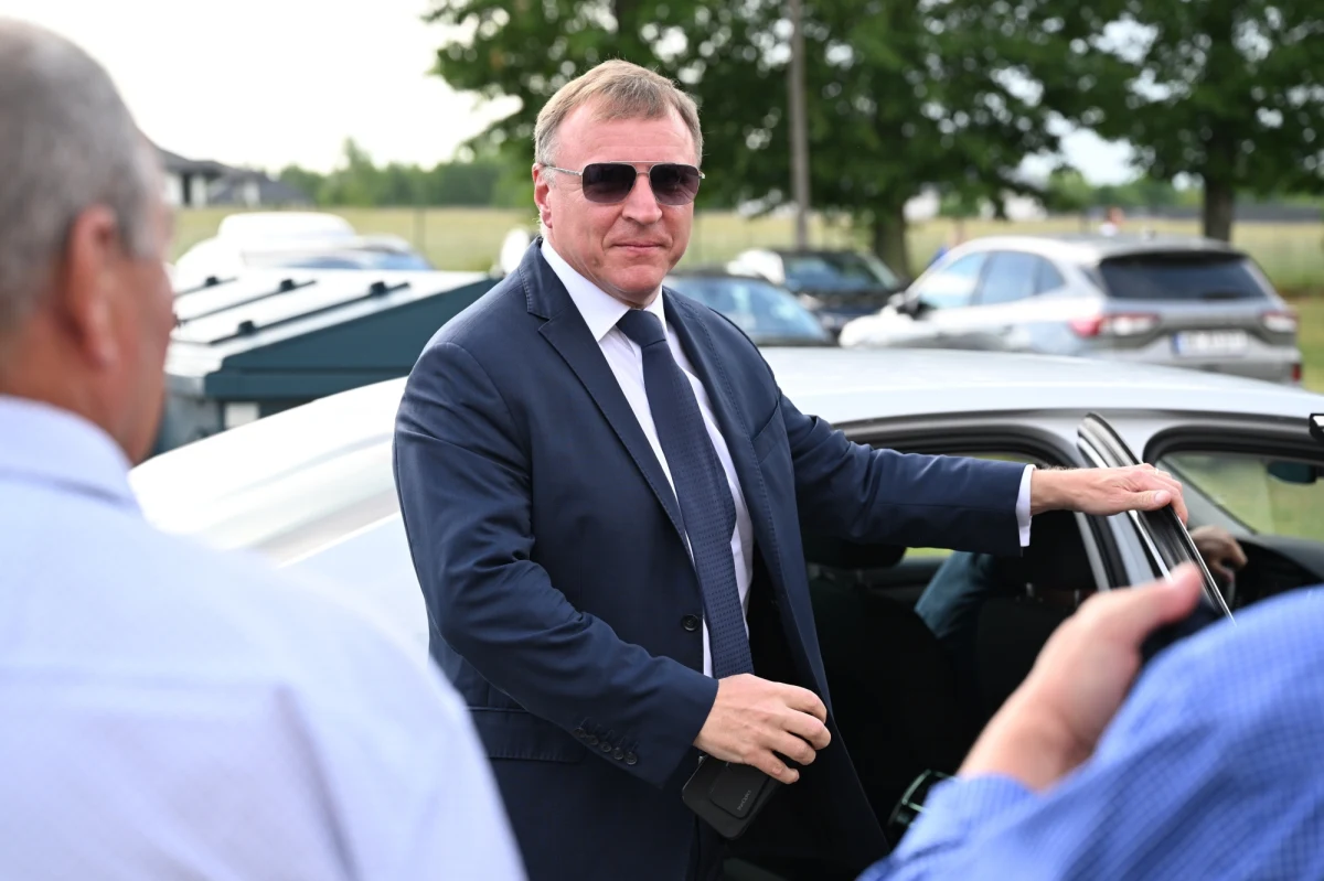 "Miesięczna kampania, choć intensywna, okazała się zbyt krótka, aby przebić się do świadomości ludzi z moim powrotem do polityki po 10-letniej w niej absencji. Wyborcy postawili na swoich posłów, na których dopiero co głosowali w wyborach do Sejmu" - napisał Jacek Kurski. Byłemu szefowi TVP nie udało się dostać do Parlamentu Europejskiego.