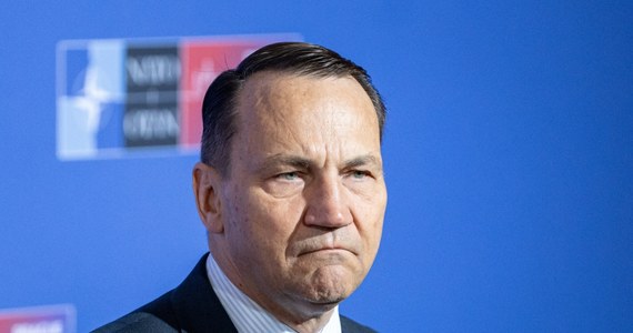 Minister Radosław Sikorski spotkał się z przedstawicielami opozycyjnych mediów rosyjskich. „Gdy Rosja nam grozi, nie możemy podejmować ryzyka i nie traktować tych pogróżek poważnie” – mówił polityk. Ostrzegał również, że „jeśli Ukraina upadnie, Polska i kraje bałtyckie znajdą się w sytuacji bezpośredniego zagrożenia”. Polityk mówił także o przyszłości relacji polsko-rosyjskich po przemianach demokratycznych w Moskwie.