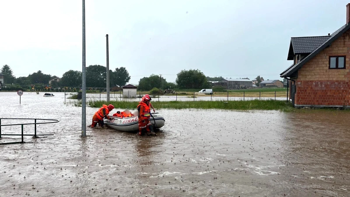 Ewakuacja dzieci z przedszkola, do którego zalana została droga dojazdowa, podtopione piwnice i posesje - to skutki ulewnych deszczy, które w poniedziałek po południu przeszły nad regionem świętokrzyskim.