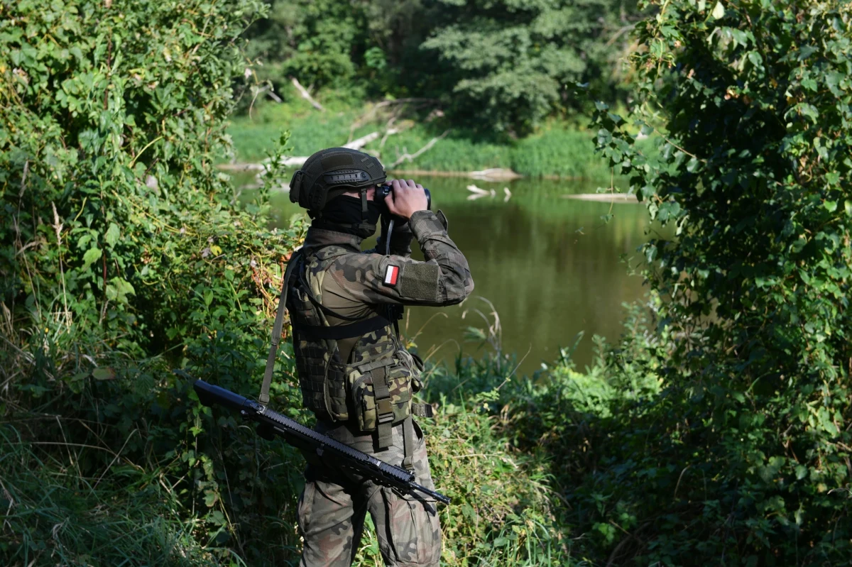 ​Żołnierze powinni używać broni w przypadku prób siłowego przekroczenia granicy przez migrantów - takie są wyniki badania przeprowadzonego przez IBRiS na zlecenie "Rzeczpospolitej".