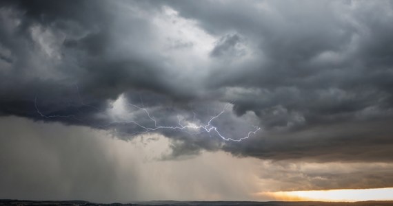 Do Polski nadciągają chłodne masy polarnego powietrza morskiego - poinformował Instytut Meteorologii i Gospodarki Wodnej. Oprócz tego, burze nadal nie dadzą za wygraną. Najbardziej niebezpiecznie będzie dziś na Podkarpaciu. W większej części województwa od godz. 11 do 20 będą obowiązywać alerty IMGW pierwszego stopnia. Lokalnie może tam wystąpić grad. 