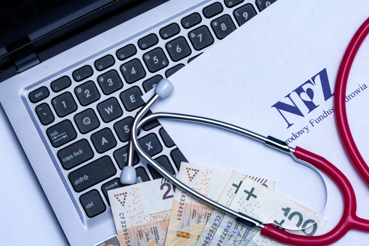 "W maju NFZ miał zapłacić szpitalom za leczenie ponadlimitowych pacjentów. Zapłacił tylko niektórym i tylko część. Minister zdrowia, zamiast pokazać, że dziura w kasie NFZ to skutek błędów PiS, zapewnia, że Fundusz na pewno zapłaci. Pytanie: z czego" - wskazuje "Gazeta Wyborcza".