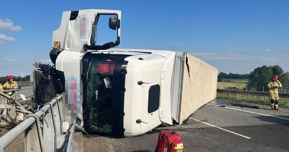 Przewrócona na drogę ciężarówka blokowała autostradę A2 między węzłami Modła a Sługocin w kierunku Poznania. Ok. godz. 18 drogowcy poinformowali, że ruch w kierunku Świecka został już wznowiony.