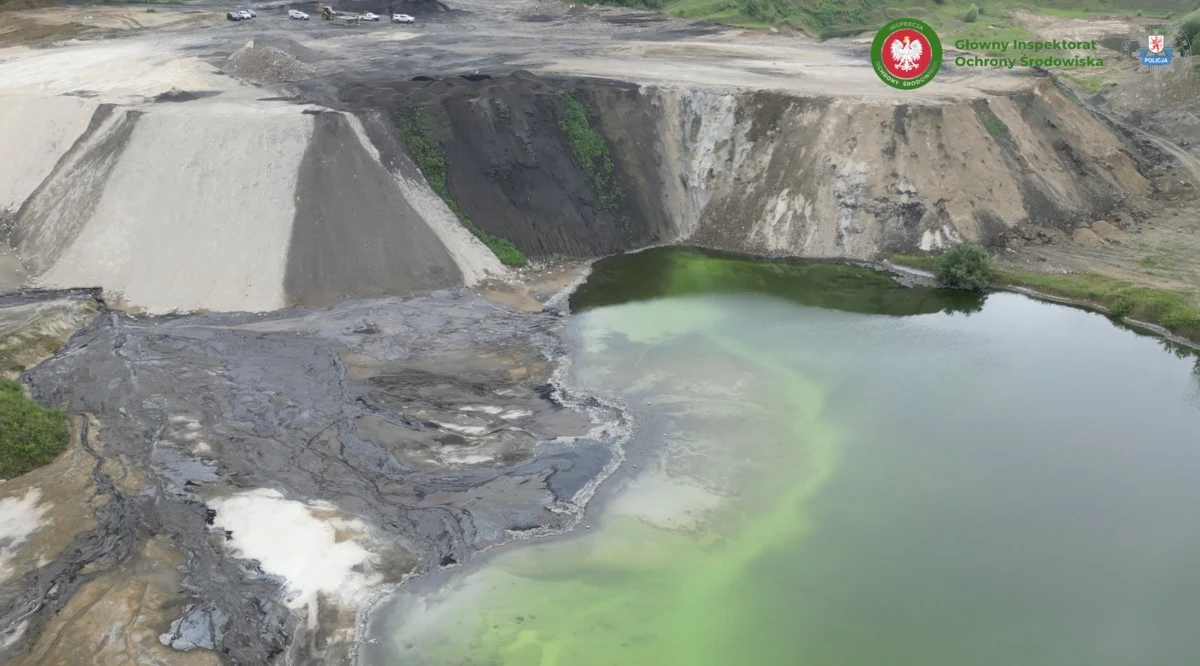 Nielegalne składowisko odpadów ujawnili pod Goleniowem zachodniopomorscy policjanci. Trafiały tu odpady z niemal całego kraju. Śledczy zatrzymali 6 osób, które zarabiały na składowaniu śmieci.