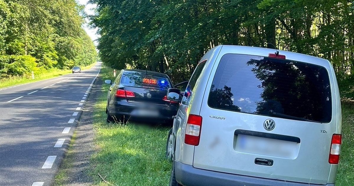 Kompletnie, pijany, okazal, kierowca, Volkswagena, Caddy, którego, zatrzymania, zmusili, świadkowie, jego, niebezpiecznej, jazdy Wsiadł do samochodu trzeźwy, ale wysiadł kompletnie pijany