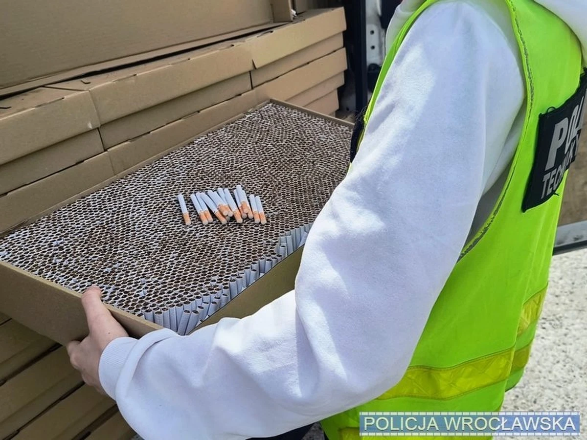 Wrocławscy policjanci zatrzymali 28-latka, który dostawczym citroenem przewoził 400 kartonów z papierosami bez polskiej akcyzy. W aucie były też trzy pary tablic rejestracyjnych.
