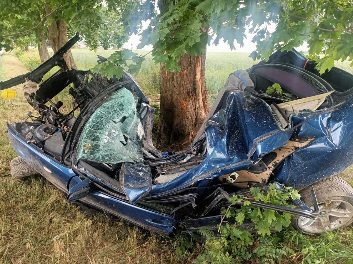 Krasnostawscy policjanci, pod nadzorem prokuratury, wyjaśniają okoliczności tragicznego wypadku w Żółkwi. Młody kierowca bmw wypadł z drogi i uderzył w drzewo. Zginął na miejscu.
