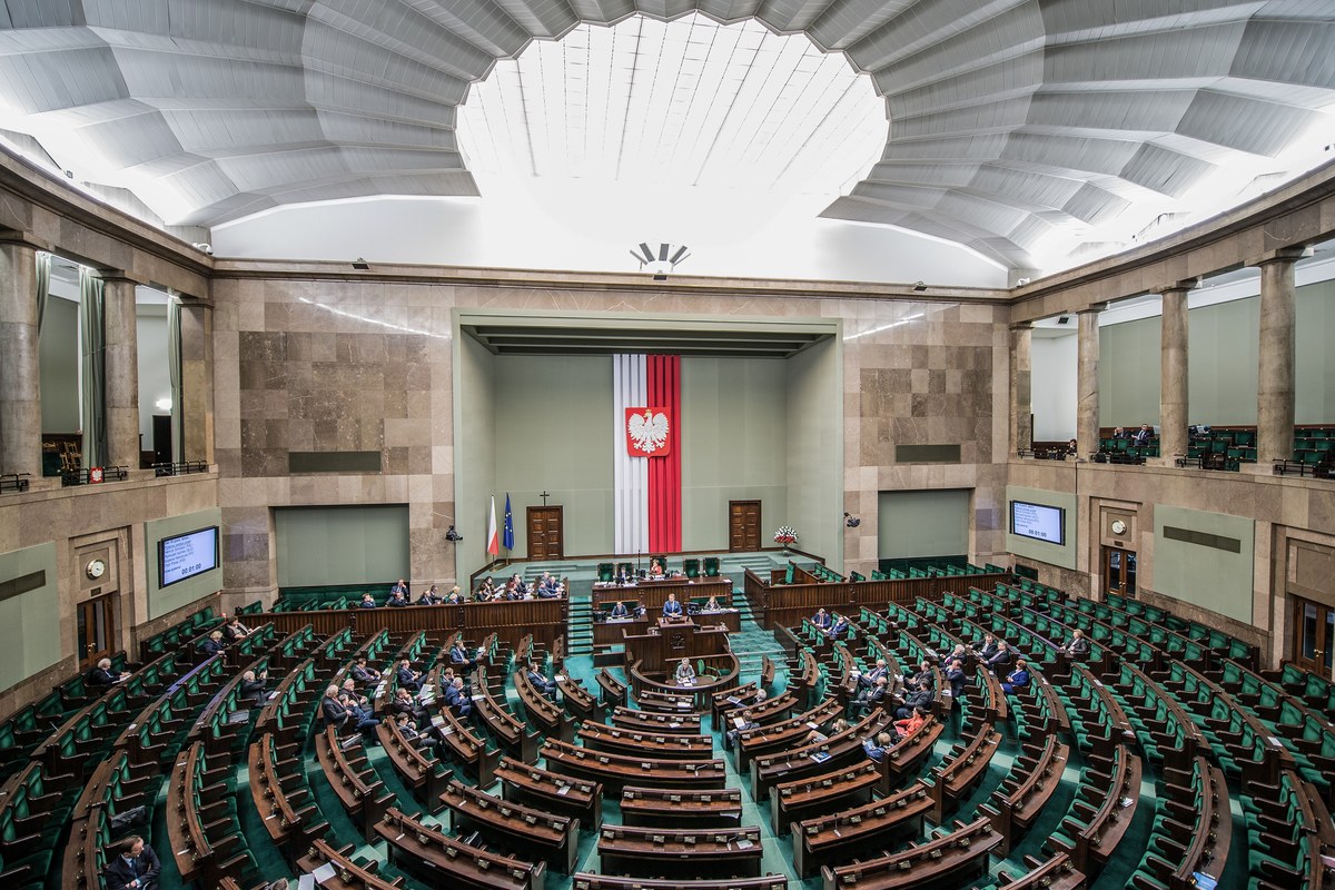 W najbliższym posiedzeniu Sejmu będzie mogło wziąć udział tylko 435 posłów - to jeden z efektów niedzielnych wyborów. Do Parlamentu Europejskiego dostało się ponad 20 obecnych posłów na Sejm, a ich miejsca dopiero trzeba będzie uzupełnić. Zapełnienie wakatów potrwa przynajmniej dwa tygodnie.