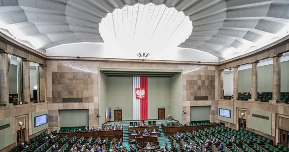 W najbliższym posiedzeniu Sejmu będzie mogło wziąć udział tylko 435 posłów - to jeden z efektów niedzielnych wyborów. Do Parlamentu Europejskiego dostało się ponad 20 obecnych posłów na Sejm, a ich miejsca dopiero trzeba będzie uzupełnić. Zapełnienie wakatów potrwa przynajmniej dwa tygodnie.