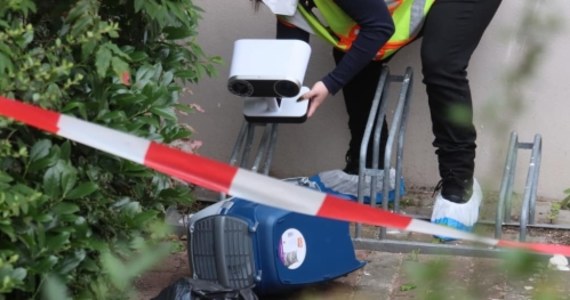 Niespełna dwuletnia dziewczynka została wyrzucona w kocim transporterze z mieszkania na trzecim piętrze w jednej z dzielnic Berlina - podał dziennik "Die Welt". Dziecko na szczęście przeżyło, ale - według doniesień zachodnich mediów - ma połamane ręce i nogi. Rzecznik tamtejszej prokuratury potwierdził na razie, że w wyniku upadku, dziecko doznało "poważnych obrażeń".