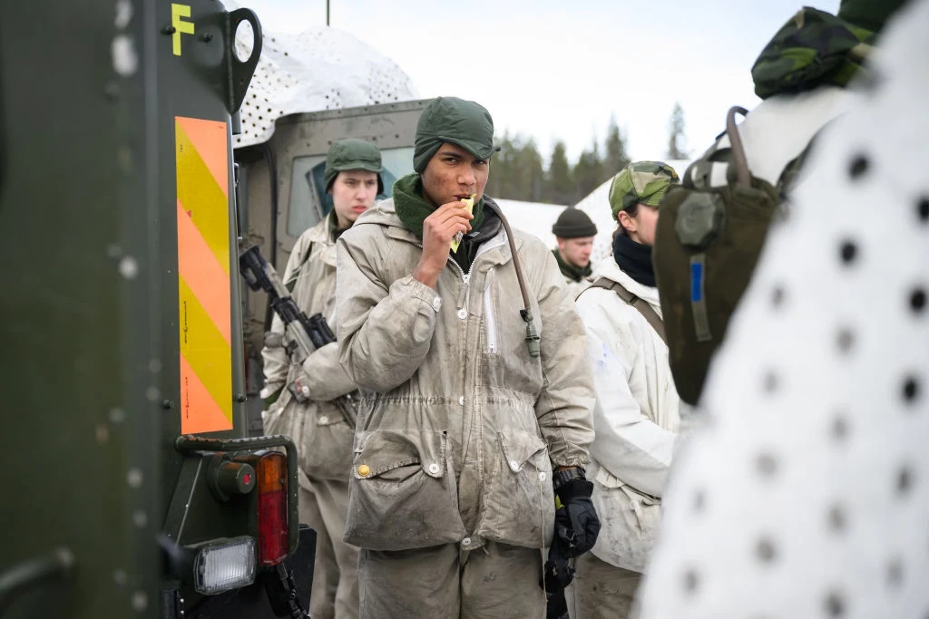 Członkowie szwedzkiego pułku prowincji Norbotten w trakcie przerwy podczas ćwiczeń wojskowych Nordic Response