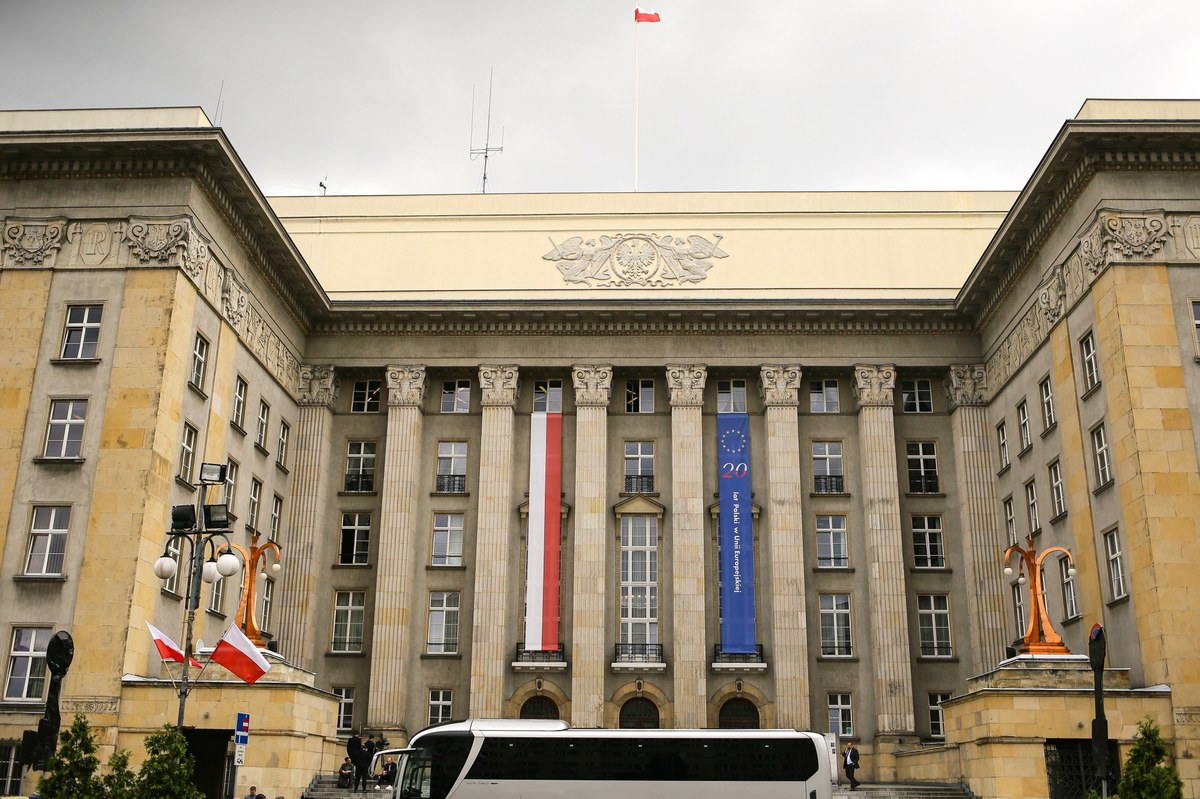 Jest dochodzenie prokuratury w sprawie wykrycia w Śląskim Urzędzie Wojewódzkim urządzeń mogących służyć do podsłuchu - dowiedział się reporter RMF FM. Chodzi o zdarzenie z początku maja, gdy podczas kontroli sali w urzędzie przed wyjazdowym posiedzeniem rządu natrafiono na sprzęt elektroniczny niewiadomego pochodzenia. 