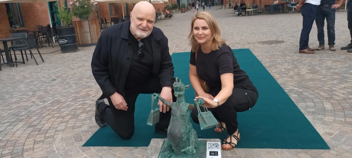 Figurka kolejnego miniaturowego smoka stanęła w Krakowie. Ma na imię Kazimierz i można go zobaczyć przed galerią handlową. Autorem projektu jest Andrzej Mleczko, który pojawił się na uroczystym odsłonięciu.
