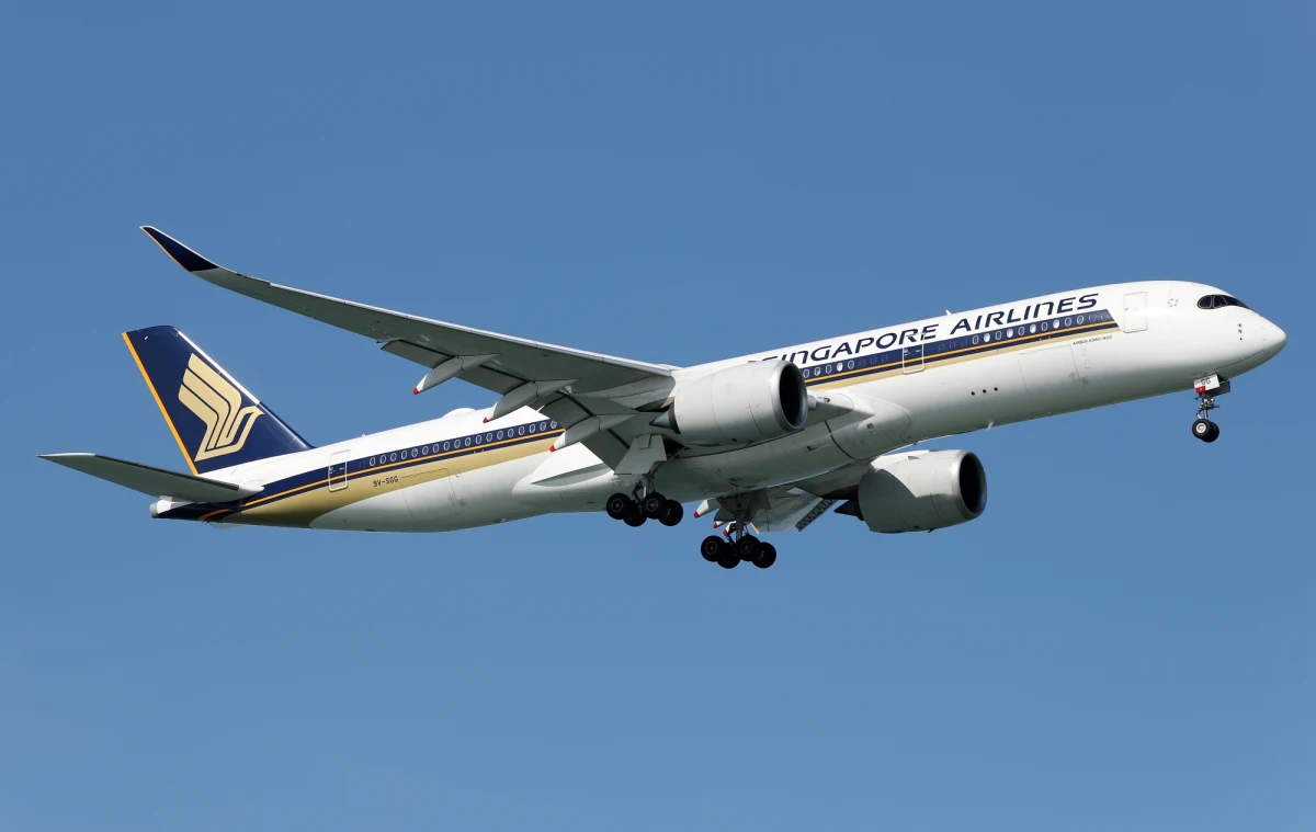 Linie Singapore Airlines zaoferowały odszkodowanie w wysokości 10 tys. dolarów pasażerom, którzy odnieśli lekkie obrażenia podczas lotu z Londynu do Singapuru. Z powodu turbulencji jedna osoba zmarła na zawał serca, a ponad 100 zostało rannych.