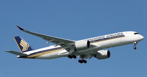 Linie Singapore Airlines zaoferowały odszkodowanie w wysokości 10 tys. dolarów pasażerom, którzy odnieśli lekkie obrażenia podczas lotu z Londynu do Singapuru. Z powodu turbulencji jedna osoba zmarła na zawał serca, a ponad 100 zostało rannych.