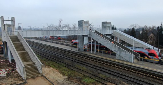 W Głownie w Łódzkiem rozpoczęła się budowa nowego przystanku kolejowego. Inwestycja ma kosztować ponad 1,5 mln zł. Jak zapowiada spółka PKP PKL, pasażerowie będą mogli korzystać z nowej stacji już we wrześniu. 
