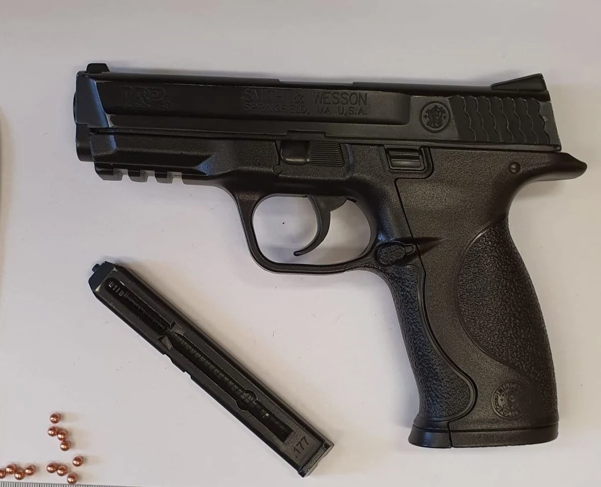 W Świdniku 30-latek strzelał z balkonu mieszkania w kierunku placu zabaw. Na szczęście nikomu nic się nie stało, bo plac był pusty. Mężczyzna był pijany.

