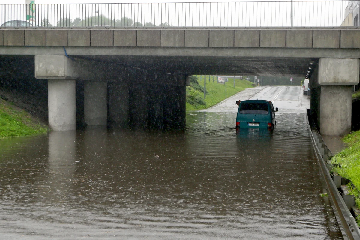Oberwanie chmury i długotrwałe opady dla mieszkańców Bodzowa - jednego z osiedli w dzielnicy Dębniki - często oznaczają podtopienia. Osiedle na południowym brzegu Wisły zamieszkuje kilka tysięcy osób.