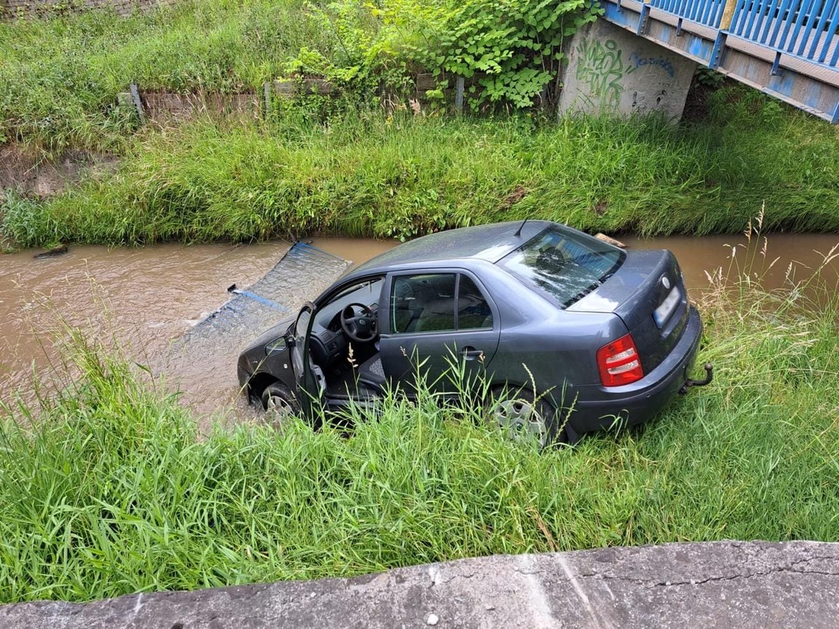Auto wjechało do potoku w Tarnowie. Kierowcy na szczęście nic się nie stało. 