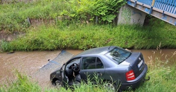 Auto wjechało do potoku w Tarnowie. Kierowcy na szczęście nic się nie stało. 