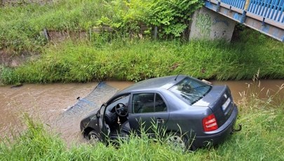 Tarnów: Auto wjechało do potoku